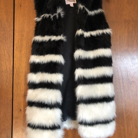 Black and White Sleeveless Jacket - Picture 2 of 3